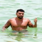 Naldo é flagrado na praia da Barra da Tijuca ( Dilson Silva: AgNews)