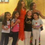 Marina Ruy Barbosa é cercada por crianças em passeio no shopping (Daniel Pinheiro: AgNews)