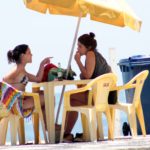 Piscila Fantin é flagrada acompanhada de uma amiga na praia ( JC Pereira: AgNews)