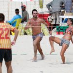 Fernanda de Freitas joga futevôlei na praia (AgNews)