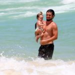 Bruno Gissoni curte a praia da Barra com Madalena (AgNews)