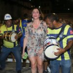 Marisa Orth marca presença no ensaio de rua da Unidos da Tijuca (Daniel Pinheiro: AgNews)
