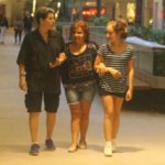 Cláudia Rodrigues é flagrada em passeio com a filha e a empresária em shopping do Rio (Daniel Delmiro: AgNews)