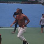 Jesse Williams joga bola com crianças na comunidade Tavares Bastos (AgNews)