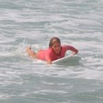 Isabella Santoni é flagrada surfando em Grumari no Rio (AgNews)