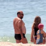 Otávio Muller é flgrado com as filhas Maria e Clara na praia de Ipanema (JC Pereira: AgNews)