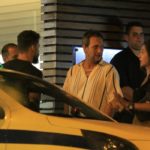 Cauã Reymond é visto saindo de restaurante acompanhado (AgNews)