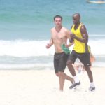 Thiago Lacerda é flagrado se exercitando na praia (AgNews)