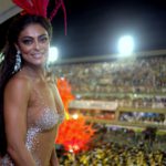 Juliana Paes assiste a desfile no camarote da Grande Rio (Rodrigo dos Anjos: AgNews)