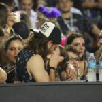 Camila Queiroz e Klebber Toledo beijam muito no desfile das campeãs (Dílson Silva: AgNews)