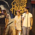 Cris Dias é flagrada em barzinho com novo namorado (AgNews)
