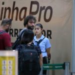 Humberto Carrão é flagrado em aeroporto no Rio (Andre Freitas: AgNews)