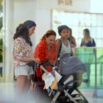 Eliane Giardini passeia com a filha e o neto em shopping do Rio (Thiago Martins:AgNews)