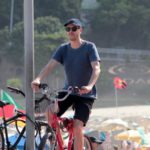 Guilherme Weber é flagrado andando de bicicleta no Leblon (JC Pereira: AgNews)