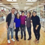 Lucas Lima, Noely, Xororó e Sandy em loja de perfumes de Orlando