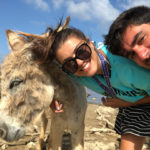 Marcelo Adnet e a namorada em Donkey Sanctuary Bonaire