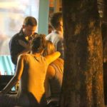 Fernanda Gentil e Priscila Montandon trocam carinhos em barzinho na Gávea (AgNews)