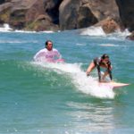 Pérola Faria é flagrada em aula de surfe na Prainha (Dilson Silva: AgNews)