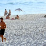 Cauã Reymond é flagrado correndo na praia da Barra (AgNews)