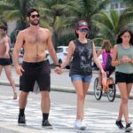 Dudu Azevedo é flagrado em passeio com a esposa pelo calçadão de Ipanema (JC Pereira: AgNews)