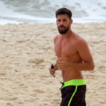 Cauã Reymond é flagrado correndo na praia de São Conrado (Dilson Silva: AgNews)