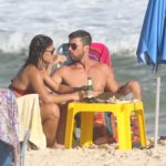 Juliana Paes curte a praia de Grumari com os família ( Francisco Silva: AgNews)