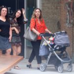 Eliane Giardini passeia coma filha e o neto em shopping do Rio (Daniel Delmiro: AgNews)