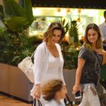 Guilhermina Guinle passeia com a família em shopping (Webert Belicio: AgNews)