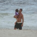 Malvino Salvador é flagrado na praia com a filha (AgNews)