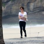 Fernanda Vasconcellos passeia com a cachorrinha em São Conrado (AgNews)