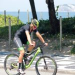 Rodrigo Hilbert é flagrado andando de bicicleta na orla de Ipanema (JC Pereira: AgNews)