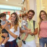 Rafa Brites, Felipe Andreoli e Fernanda Gentil levam os filhos a evento no shopping (AgNews)