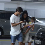Felipe Simas é flagrado com a família em shopping no Rio (Webert Belicio: AgNews)