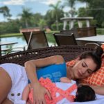 Adriana Sant'Anna com a filha Linda, relaxando em resort