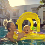 Karina Bacchi e o filho Enrico, em piscina de hotel de Miami Beach