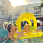 Karina Bacchi e o filho Enrico, em piscina de hotel de Miami Beach