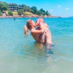 Lexa e MC Guimê se beijam em praia de Ilhabela