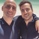 Paulo Gustavo e Thales Breta nadam entre água-vivas
