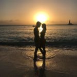 Rodrigo Faro curte por-do-sol com Vera Viel, em Barbados