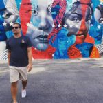 Thiago Martins em Miami, em frente a muro grafitado
