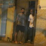 Cauã Reymond é flagrado conversando com um amigo em Laranjeiras (AgNews)