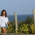 Fátima Bernardes é flagrada em passeio na praia da Reserva (AgNews)