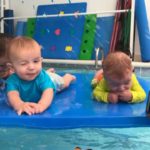 Gael e Benjamin em aulas de natação