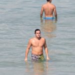Felipe Dylon é flagrado se refrescando na praia de Ipanema (JC Pereira: AgNews)