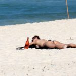 Rita Guedes é flagrada fazendo topless na praia da Barra (AgNews)