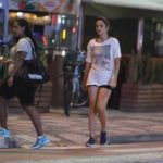 Maria Casadevall é flagrada em caminhada noturna na praia (AgNews)