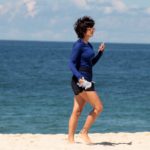 Nanda Costa é flagrada em passeio na praia (JC Pereira: AgNews)