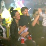 Suzana Alves leva o filho Benjamin para show de Patati Patatá