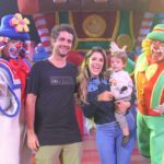 Rafa Brites e Felipe Andreoli levam o filho Rocco ao circo do Patati e Patatá na Barra (Wallace Barbosa: AgNews)