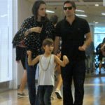 Murilo Rosa e Fernanda Tavares com os filhos em shopping do Rio de Janeiro